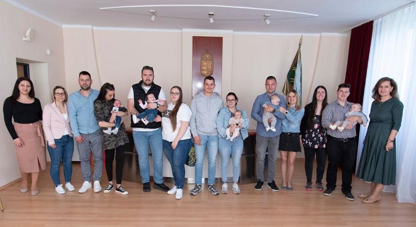 Mindenki elolvadt a bábolnai babáktól – mutatjuk a legkisebb lakók ünnepi fogadását
