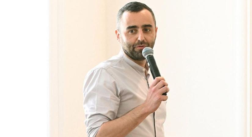 Elmegyógyintézetbe szállították a 24.hu főszerkesztőjét megtámadó férfit