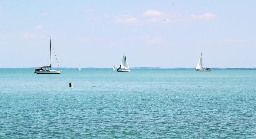 Meglepő fordulat a Balatonnál, eltűnt a kerítés az ismert strandnál