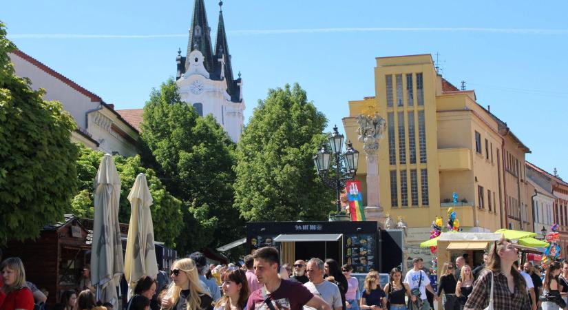 Színek, ízek, találkozások – a Komáromi Napok pezsgő forgataga képekben