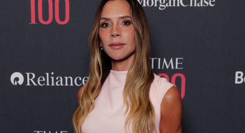Victoria Beckham megtiltotta a lányának, hogy ezt a ruhát viselje: ezért nem veheti fel Harper az ikonikus darabot
