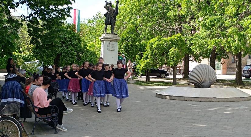 Néptánc, lovaglás, kézműves vásár – jó hangulatban telt Dunavecsén a majális  fotók