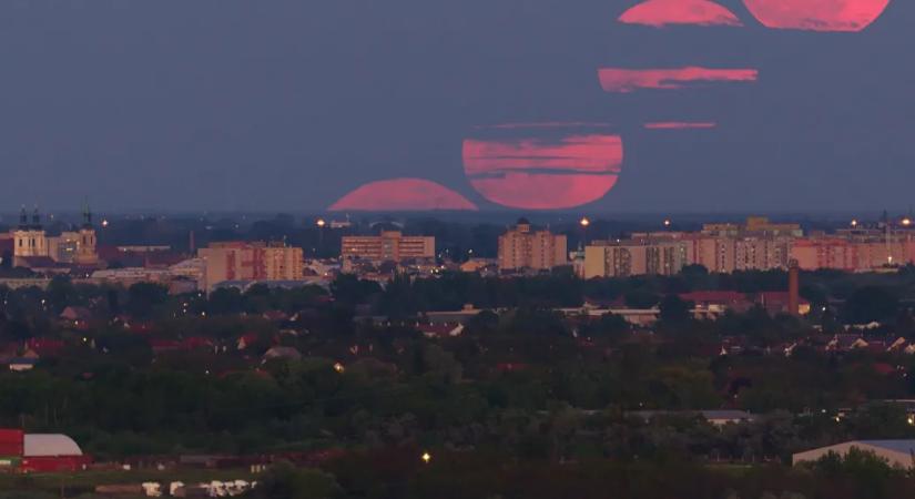 Vöröses-rózsaszínes Hold kelt fel Székesfehérvár felett