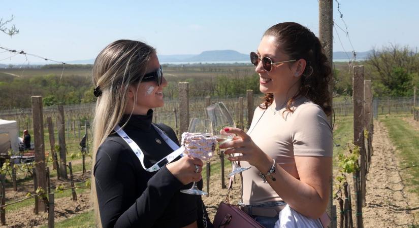 Szinte nyárias idő érkezik Somogyba, a Balatonhoz csábít a meleg