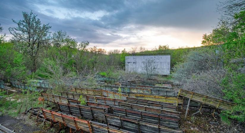 Hátborzongató látványt nyújt a 20 éve bezárt balatoni kertmozi – Fotókon a pusztuló múlt