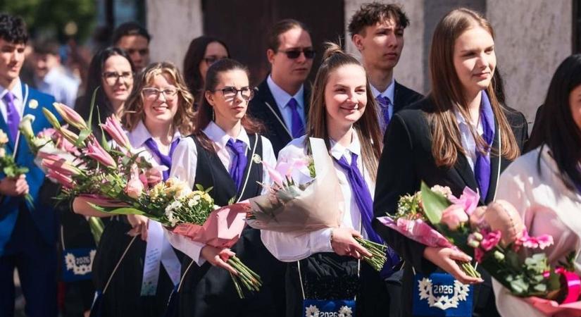 Ballagások Hevesben: fotókon az idei végzősök legszebb pillanatai