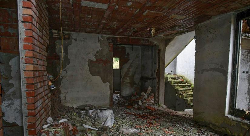 Sötét turizmus, nyitott ajtók: urbex hellyé vált a hírhedt villa