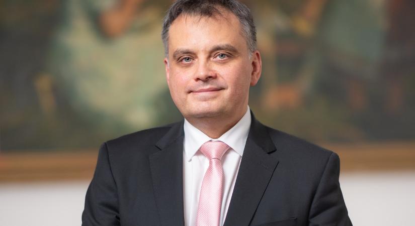 Latorcai Csaba: Nem engedjük, hogy üzletté tegyék az egészségügyet!