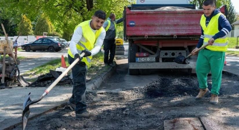 Megkezdődött a kátyúzás, eltüntetik a lyukakat Kazincbarcika közútjairól