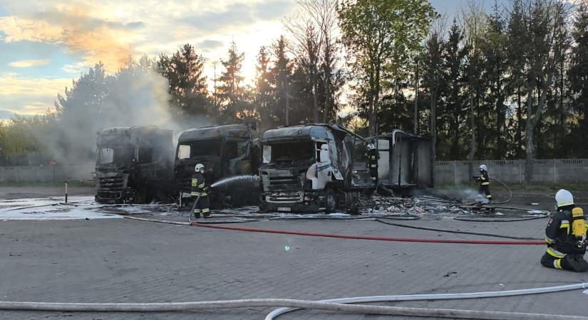 Videó: fáklyaként égtek a kamionok a benzinkút mellett