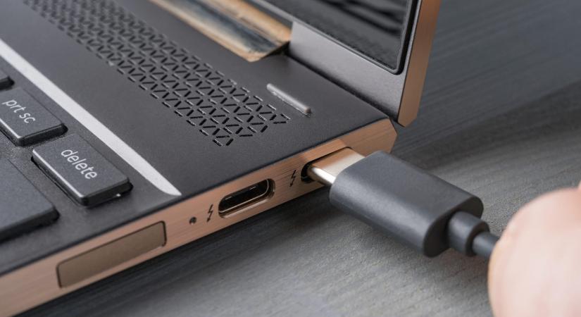 Mostantól a laptopokon is kötelező az USB-C töltőport