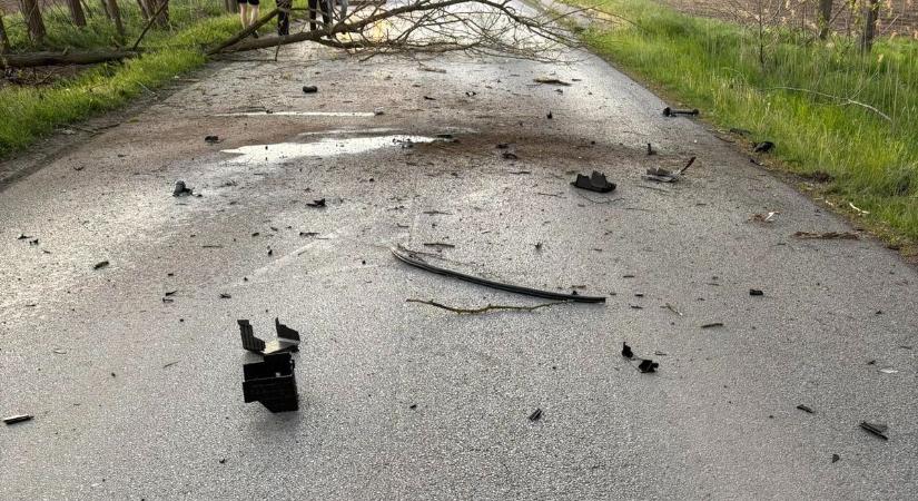 Fának csapódott egy autó a 3823-as úton – teljes az útzár!