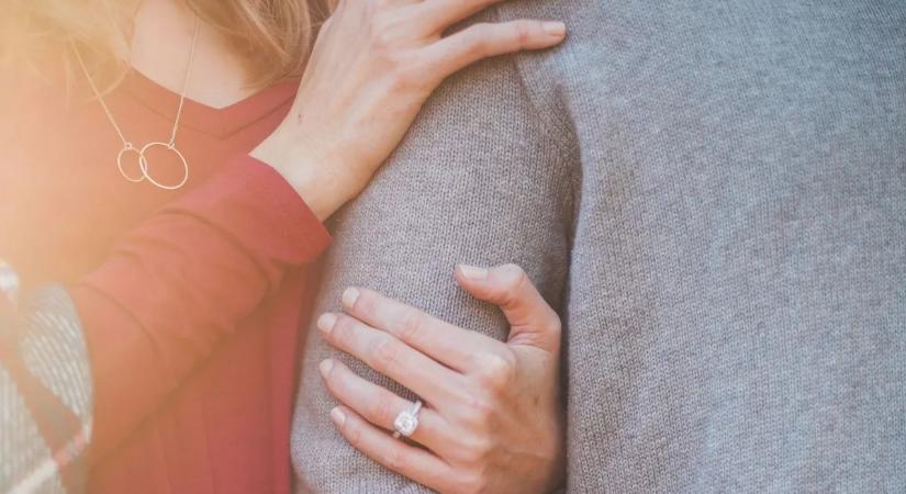 Ez lenne a boldog házasság titka? Szigorú szabályrendszert alkalmaz a pár, akik közt 34 év korkülönbség van