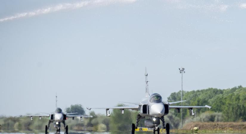 Két új Gripen érkezett a kecskeméti repülőbázisra