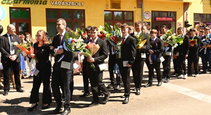 Hagyományos belvárosi vonulással búcsúztak iskolájuktól a Petőfi iskola végzősei
