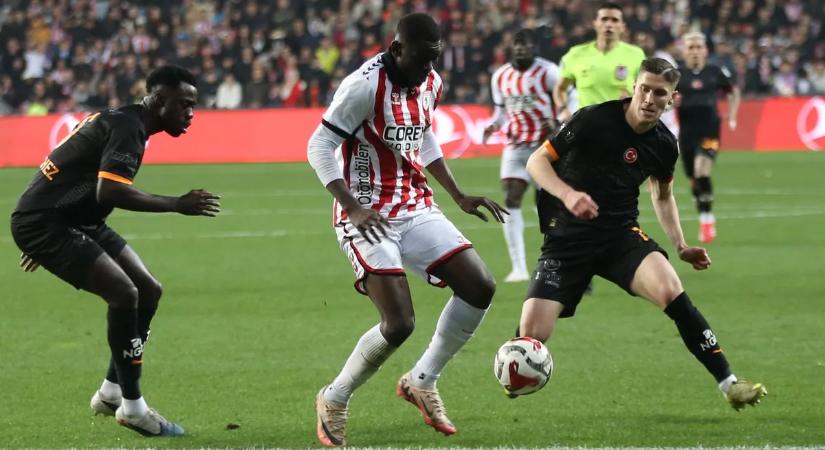 Kiütötték Sallaiékat, még nem bajnok a Galatasaray