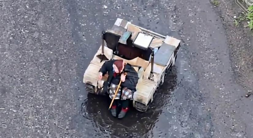 Drámai videó az ukrán frontvonalról: Robot mentette meg a botladozó, kimerült 77 éves asszony életét