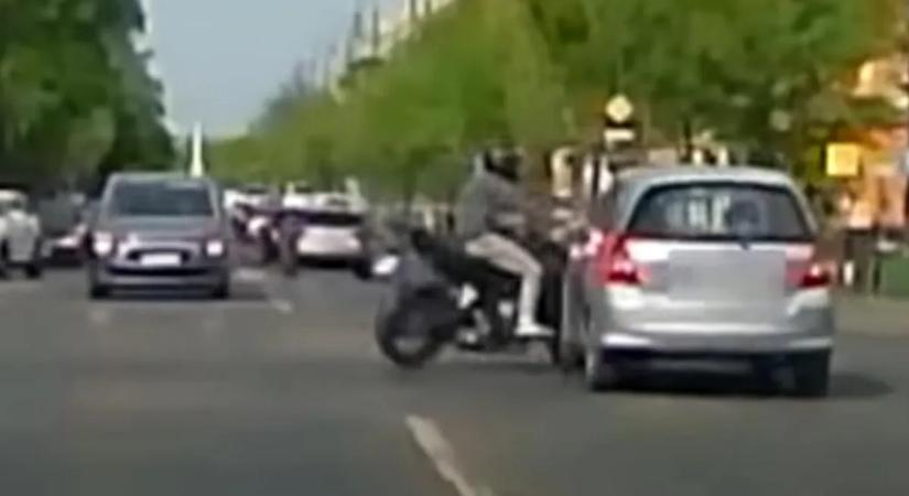 Szörnyű csattanás az Oktogonon: piroson áthajtó autós csapta el a motorost – videó