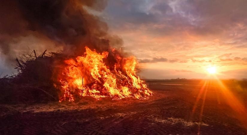 Pusztító tűz Nógrádban: traktorokat és körbálákat tettek semmivé a lángok