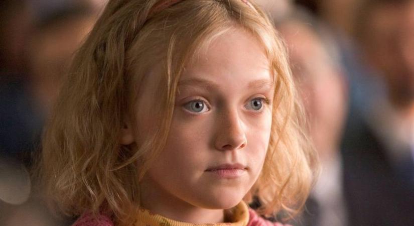 A 2000-es évek cuki gyereksztárját mindenki imádta: 32 évesen dögös nő Dakota Fanning