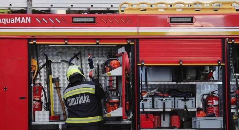 Melléképület kapott lángra a borsodi faluban, az ózdi tűzoltók siettek a helyszínre