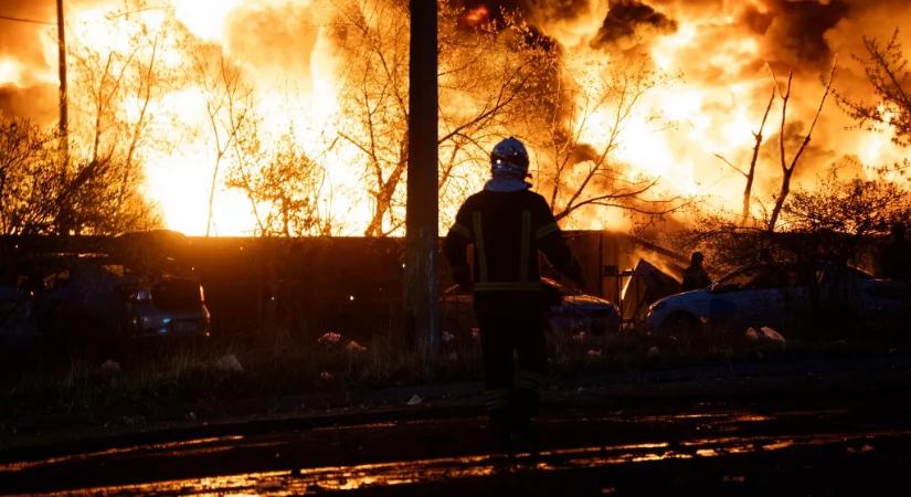 Ketten meghaltak, heten megsebesültek, amikor orosz drón csapódott egy menetrend szerinti buszba Herszonban