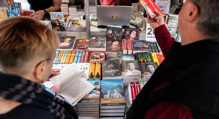 Nyolc évig tartott a szőnyeg alá söprés, milliárdok tűntek el, a nyomozást lezárták