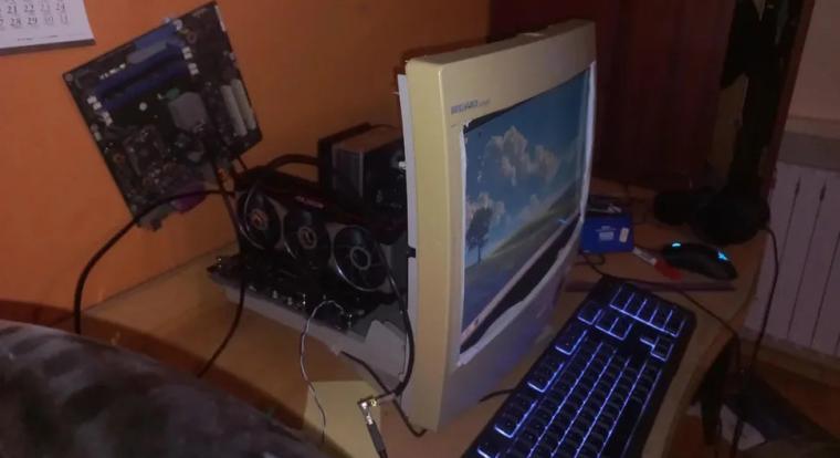 Miért ne építhetne valaki egy egész gamer-PC-t egy CRT monitor házába?