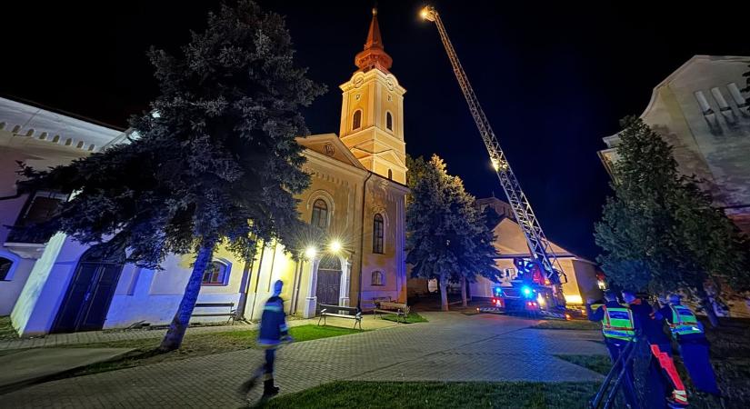 Fantom az éjszakában? Hatalmas felfordulás volt a szoboszlói templomnál - fotókkal!