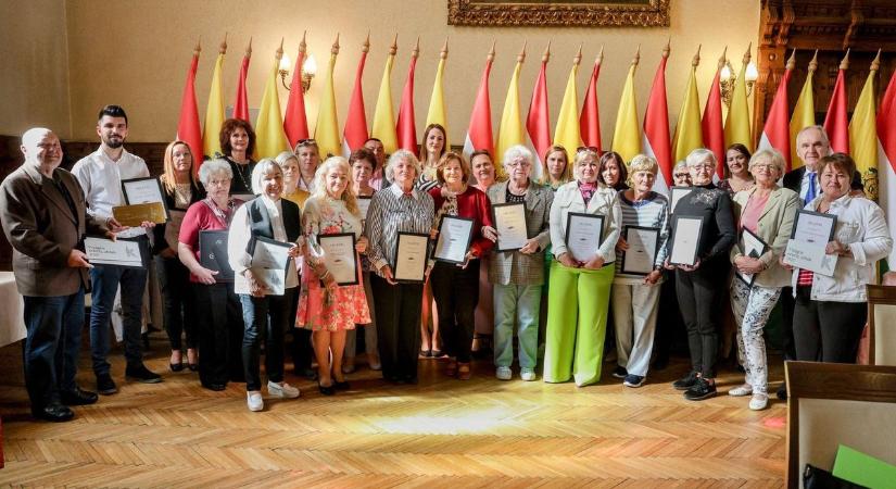 Virágos Kaposvár: elismerték a legszebb kertek és erkélyek gazdáit