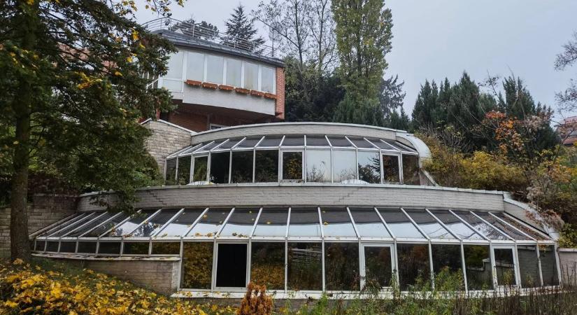 Vandálok hordják szét az egykori miniszteri villát (fotók)