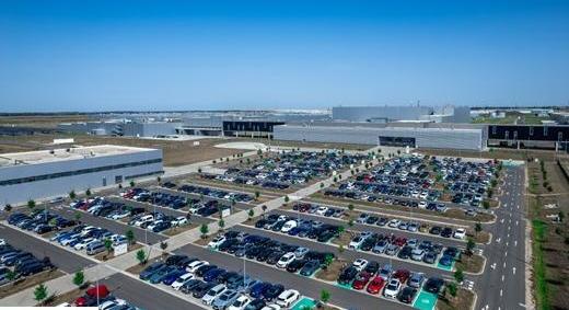 Okos töltés ipari méretekben: a BMW debreceni gyára új szintre emeli az e-mobilitást