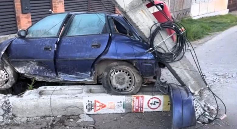 Hídfőnek ütközött, majd villanyoszlopnak csapódott egy autó – Egy férfi meghalt
