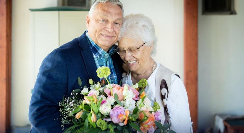 „Isten éltesse az Édesanyákat!” – Ritkán látott közös fotóval üzent Orbán Viktor