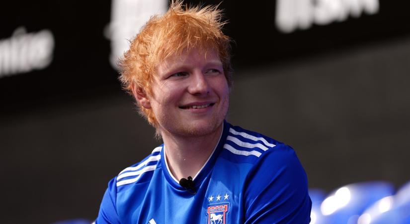 Ed Sheeran úgy ünnepelt mint egy boldog kisgyerek – Régi álma teljesült az énekesnek