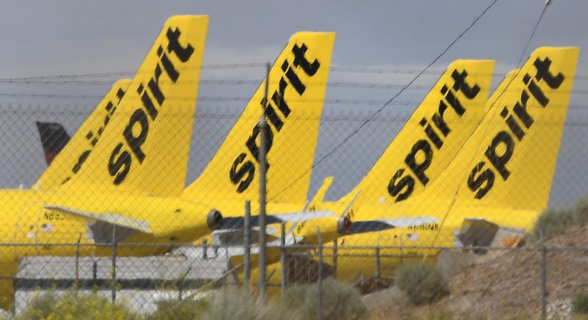 A konkurens légitársaságok segítik ki a csődöt jelentett Spirit Airlines utasait