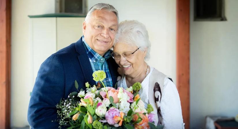 Hatalmas csokorral köszöntötte édesanyját Orbán Viktor