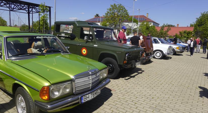 Oldtimerek gördültek Biharkeresztes utcáin