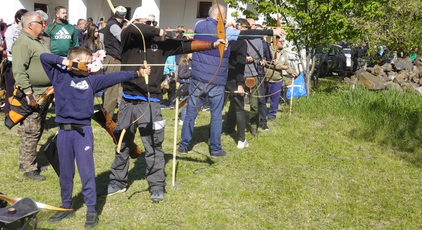 Két keréken és íjjal ünnepeltek Sárrétudvariban