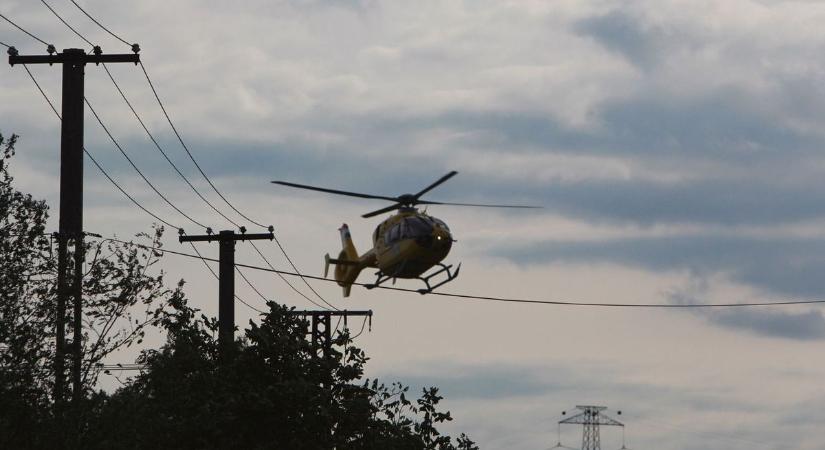 Ló rúgott meg egy kétéves kislányt, mentőhelikopter is érkezett a helyszínre
