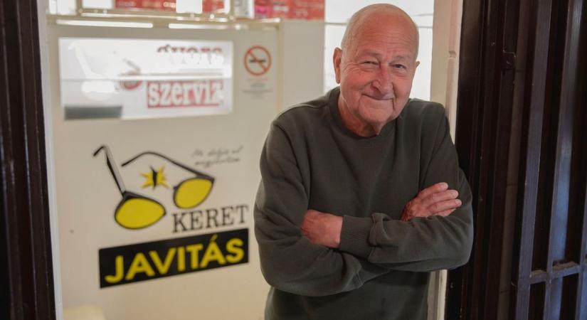 „Hogy emberként megmaradjak, nagyon fontos” – 82 évesen is varázsol a Bethlen utcai szemüvegmágus – fotókkal, videóval