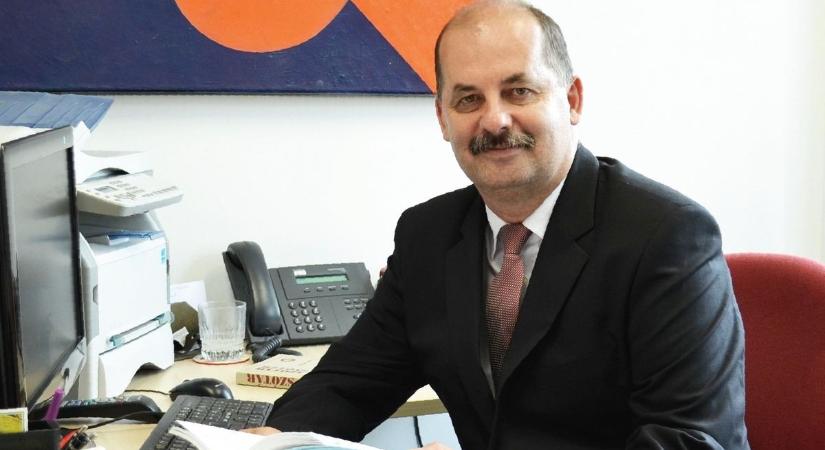 Rangos elismerésben részesült az egyetemi oktató, Dr. Minya Károly