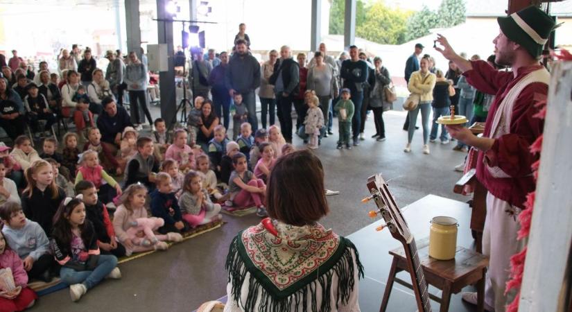 "Tavaszi szél vizet áraszt" - Májusünnep a színházban és a piactéren, lehozták a csillagokat is az égről