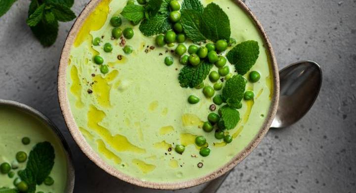 Selymes zöldborsókrémleves cukkinivel és kaporral: friss és gyors recept