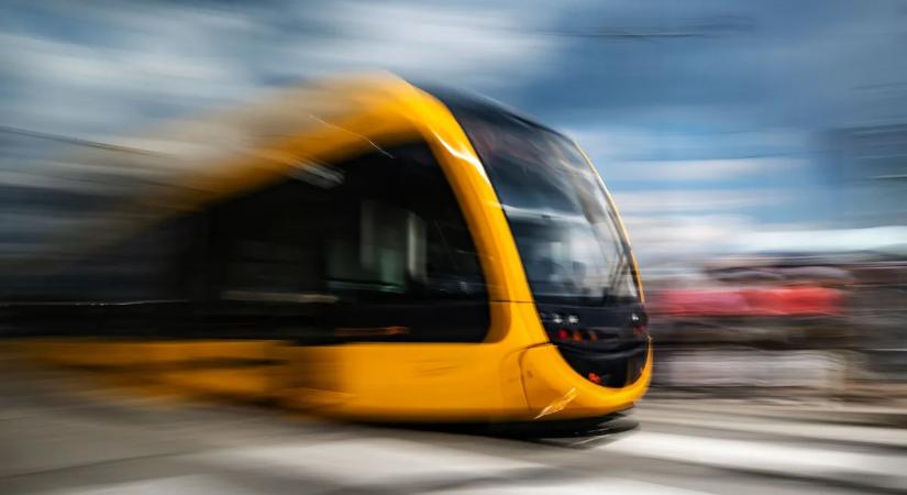 Kitekert testtel feküdt a véráztatta úton a villamosgázolás áldozata Újpesten