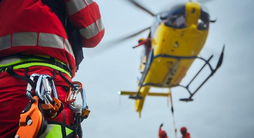 Nagyon súlyos buszbalesettel indult a vasárnap – rengeteg a sérült, helikoptert is küldtek