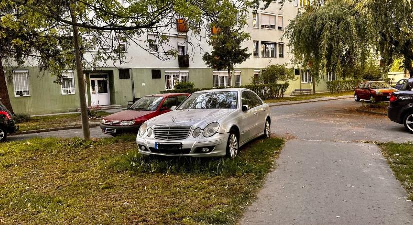 Ilyen az, amikor a fűkaszás embert nem rázza meg, hogy nehéz parkolni Kaposváron