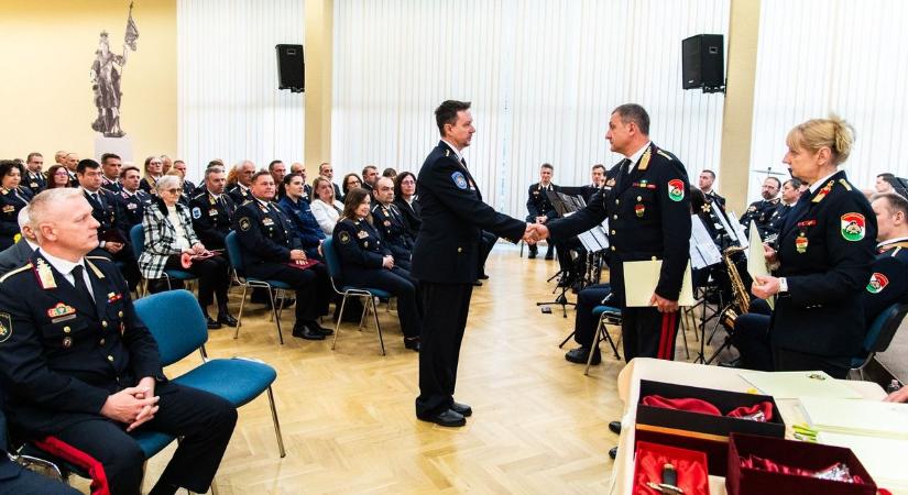 Kitüntetések és előléptetések – íme a vármegyei tűzoltók, akikre ma az egész Jászkunság büszke