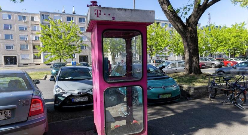 Ez lesz az elavult telefonfülkék sorsa Debrecenben és ilyen lesz az utódjuk – fotóval