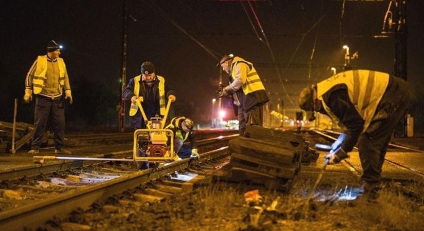 Éjszaka is zajonganak a munkagépek a városban